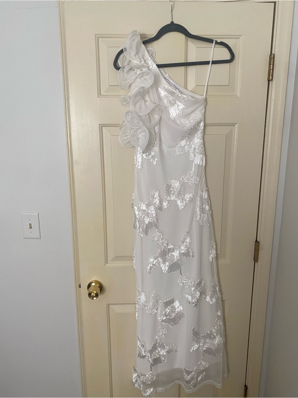 Selfie Leslie Ivory One-Shoulder Floral Appliqué Gown